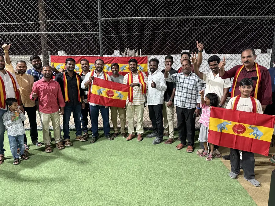 கொடியுடன் முழக்கமிடும் உறுப்பினர்கள்.