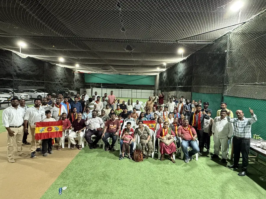 குழுப் புகைப்படம் — கொடியுடன் நிற்கும் அனைவரும்.