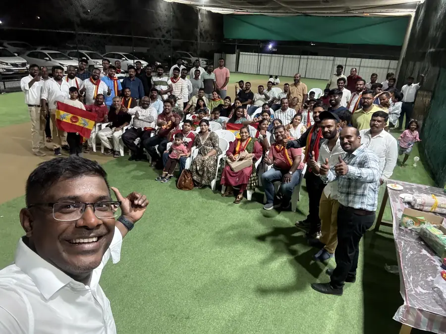 அனைவரும் ஒன்றாக இணைந்த அகலமான குழுப் புகைப்படம்.