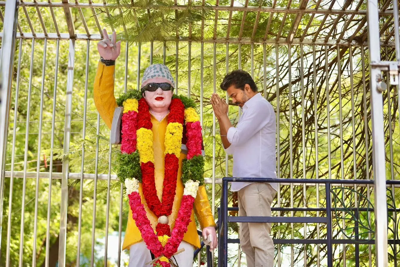 திருச்சியில் மாலை அணிவிக்கப்பட்ட சிலைக்கு கைகூப்பி வணக்கம் செலுத்தும் கழகத் தலைவர் மற்றும் தமிழ்நாடு முதலமைச்சர் திரு. ச. ஜோசப் விஜய்.