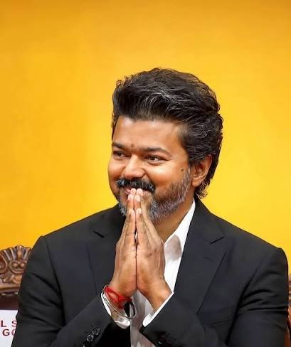 கழகத் தலைவர் மற்றும் தமிழ்நாடு முதலமைச்சர் திரு. ச. ஜோசப் விஜய் கைகூப்பி வணக்கம் செலுத்தும் புகைப்படம்.